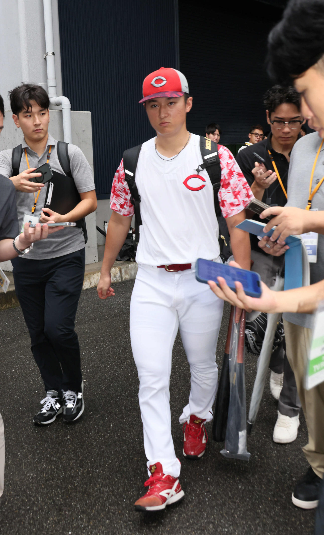 練習を終え引き揚げる佐々木（撮影・加藤孝規）