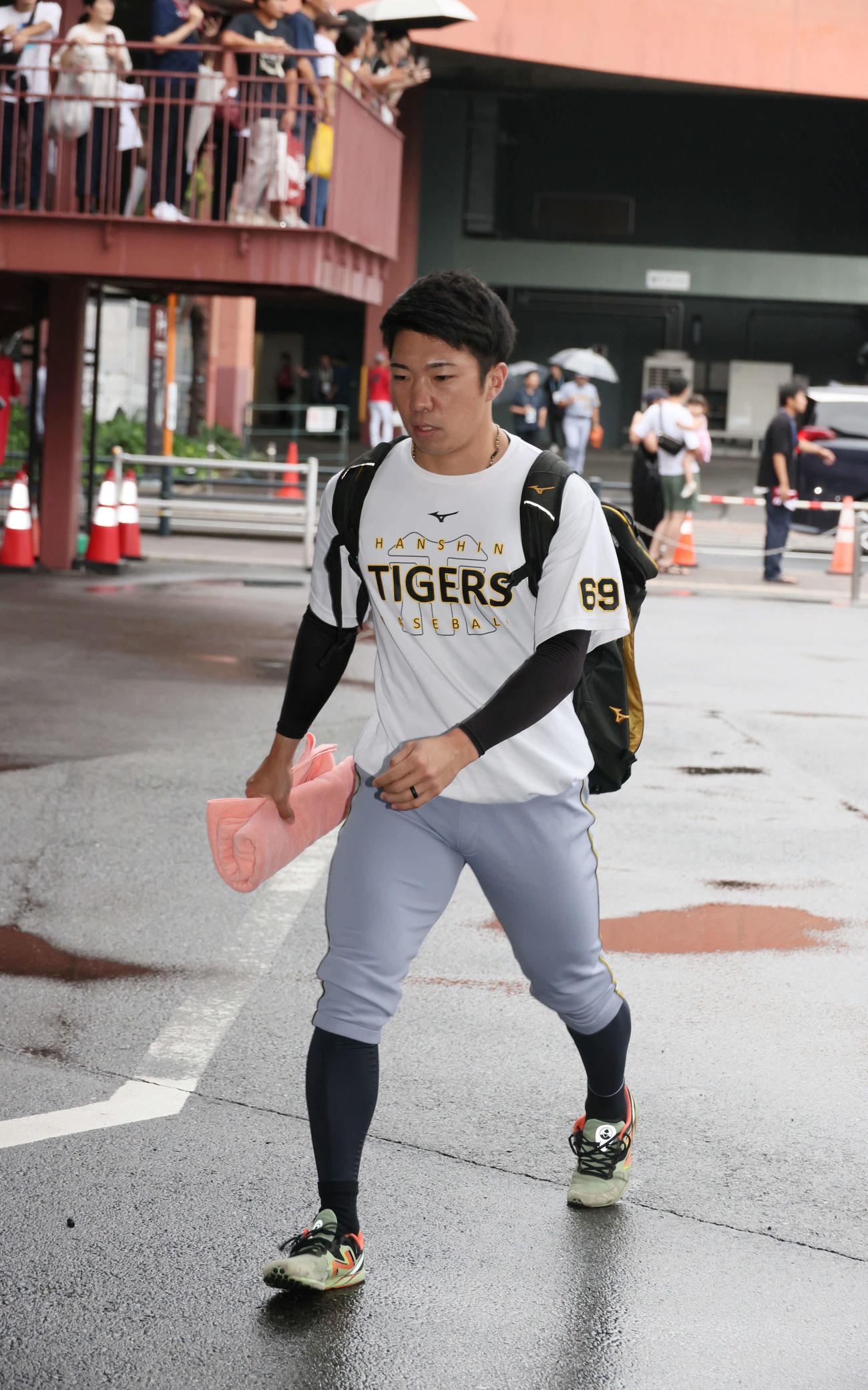 屋内練習場へ向かう石井（撮影・加藤孝規）