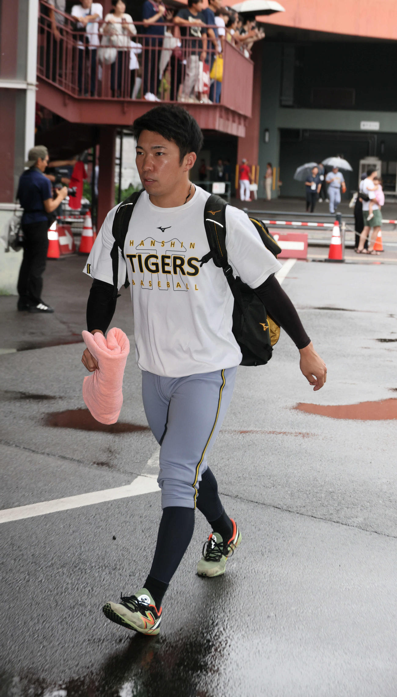屋内練習場へ向かう石井（撮影・加藤孝規）