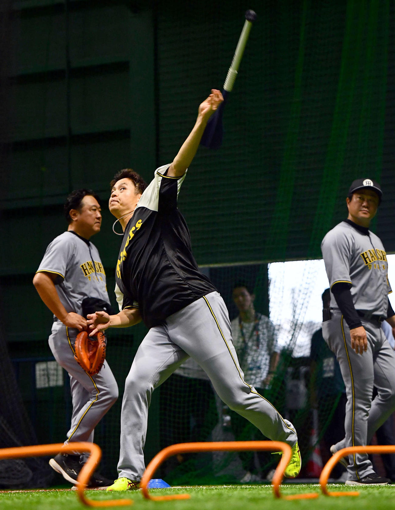 広島対阪神　室内練習場でジャベリックスローを行う阪神大竹（撮影・岩下翔太）