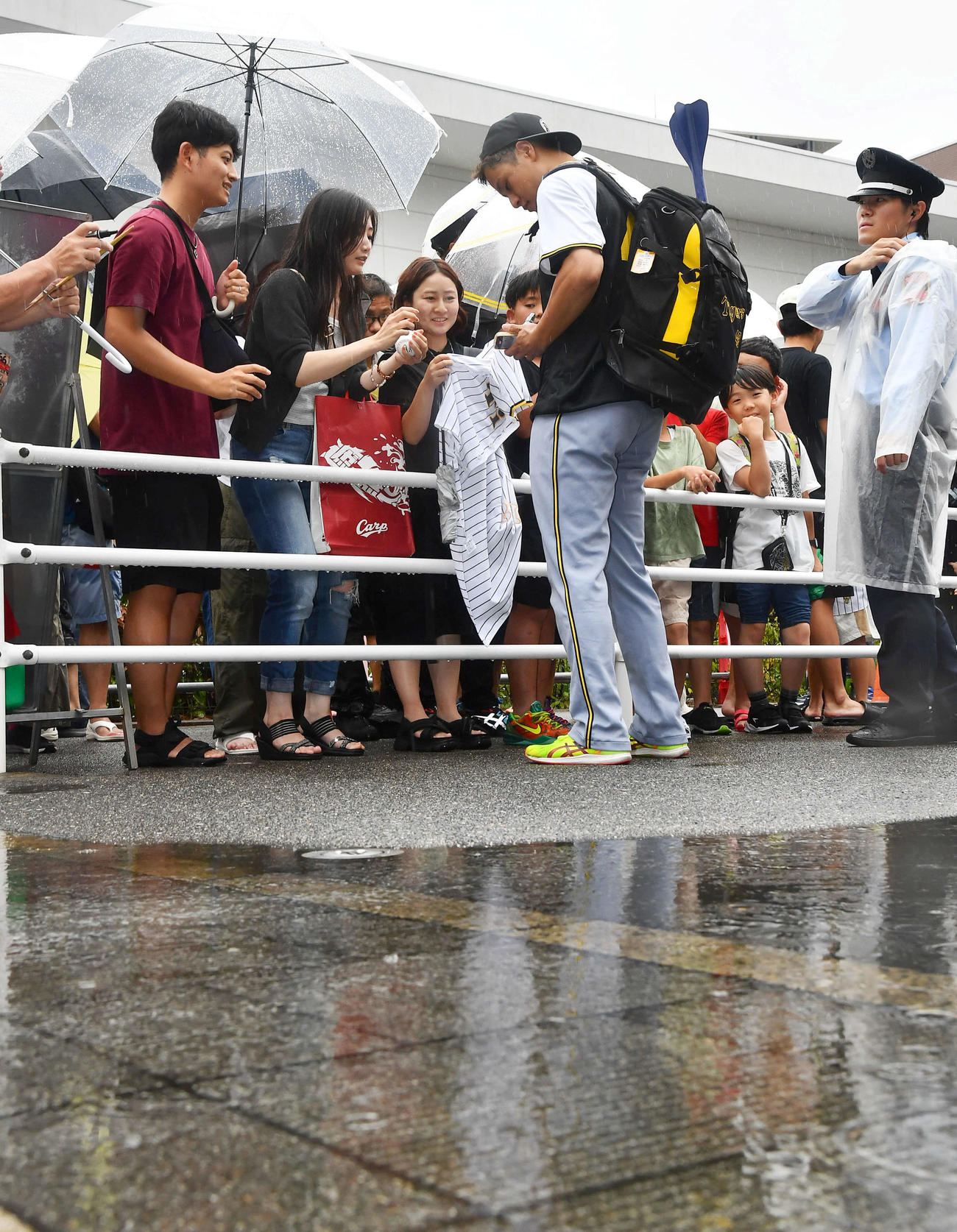 広島対阪神　練習を終え、ファンにサインをしながら引き揚げる阪神大竹（撮影・岩下翔太）
