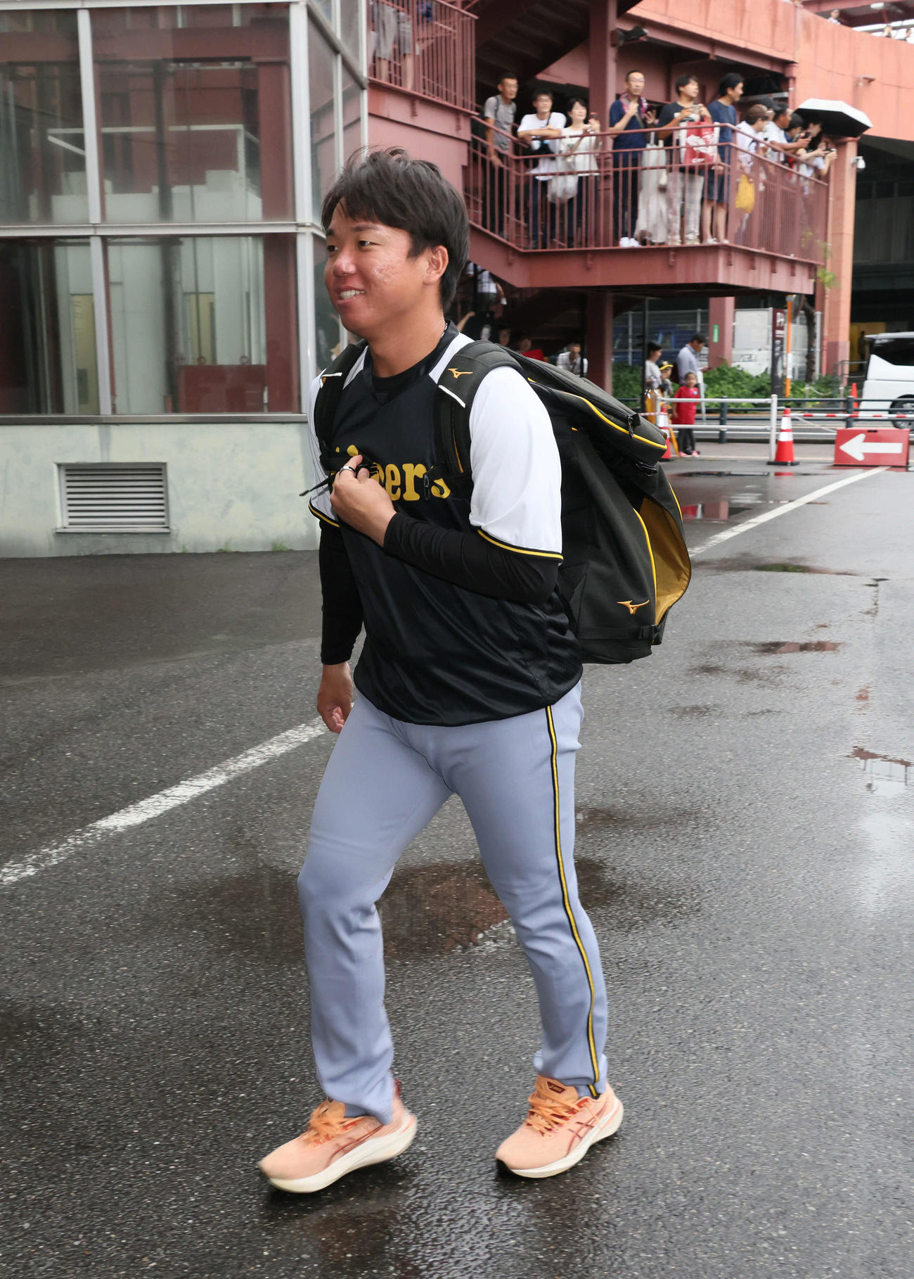 屋内練習場へ向かう村上（撮影・加藤孝規）