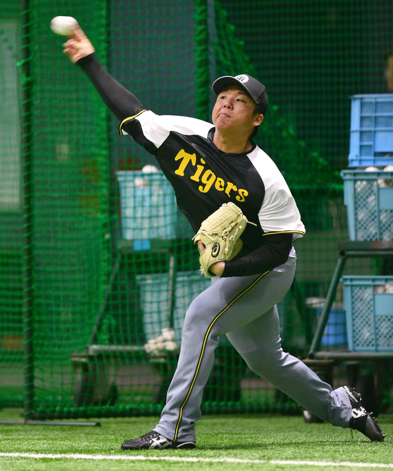室内練習場でキャッチボールを行う阪神村上（撮影・岩下翔太）