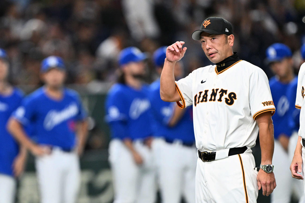 巨人対中日　試合に敗れあいさつする巨人阿部監督（撮影・滝沢徹郎）