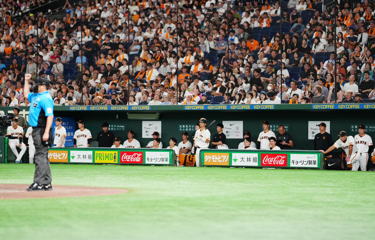 巨人対中日　9回裏巨人2死、キャベッジが空振り三振に倒れ、試合終了となり、厳しい表情の選手たち。右から2人目は阿部監督（撮影・江口和貴）
