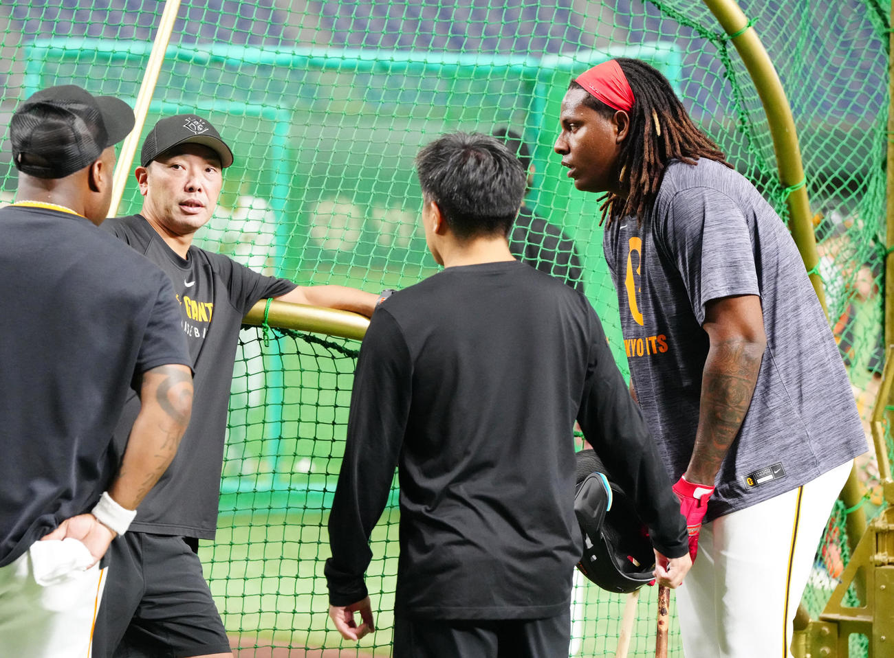巨人対中日　試合前、打撃練習に臨み、巨人阿部監督（左から2人目）と言葉を交わす育成のフェリス（撮影・江口和貴）