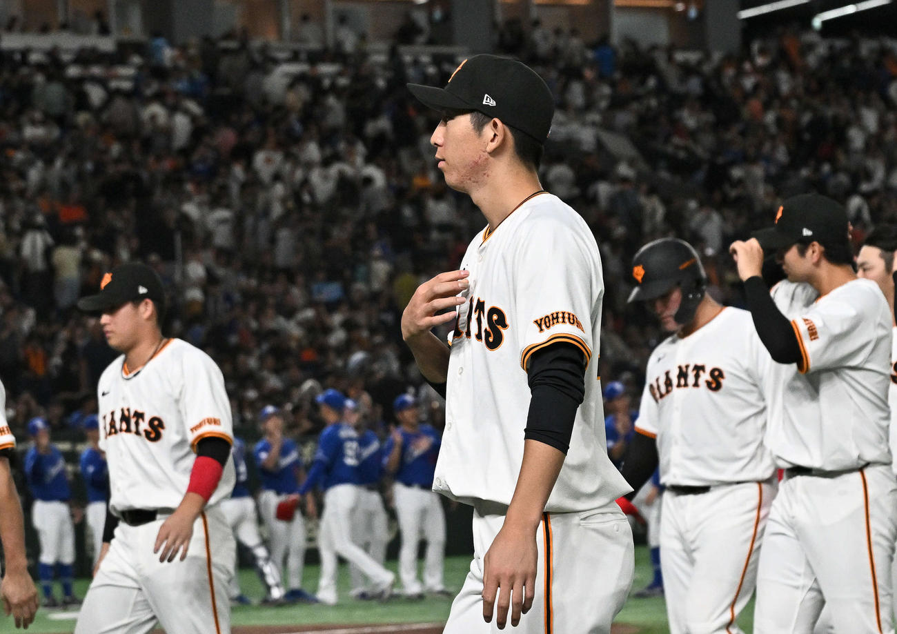 巨人対中日　試合に敗れ引き揚げる巨人戸郷（手前）（撮影・滝沢徹郎）