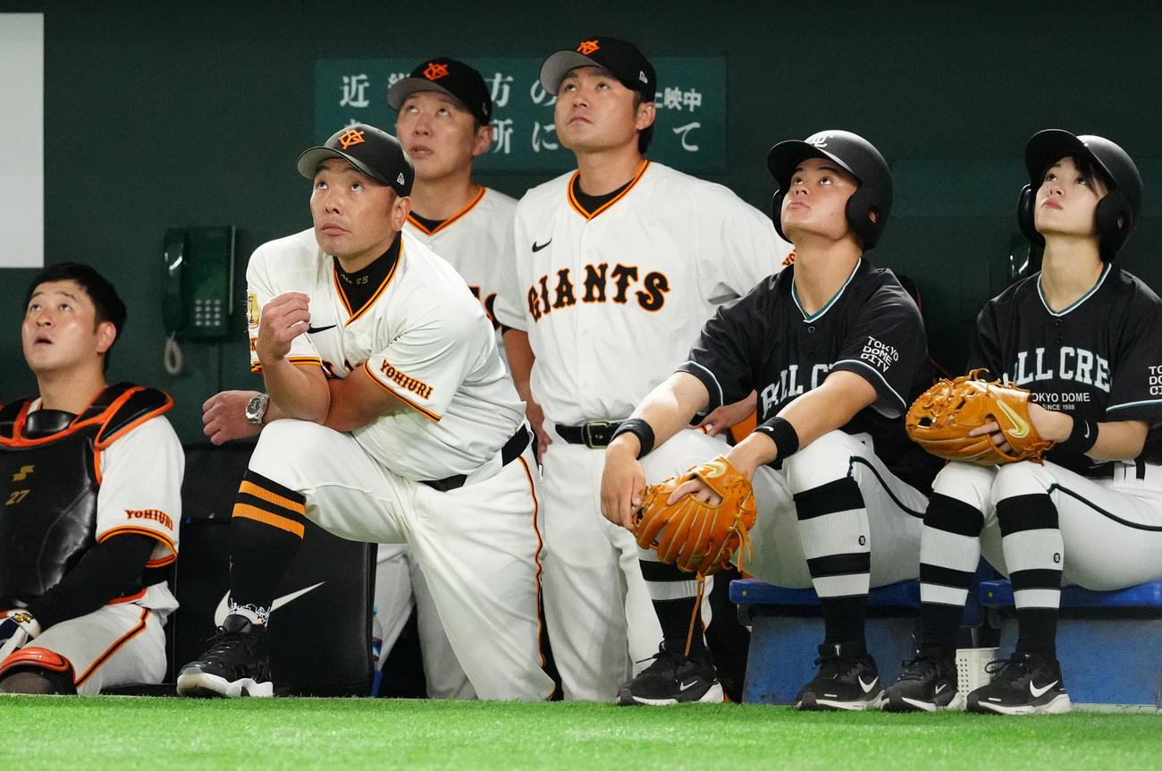 巨人対中日　8回裏巨人2死、三邪飛となった丸の打球の行方を見上げる阿部監督（左から2人目）ら（撮影・江口和貴）