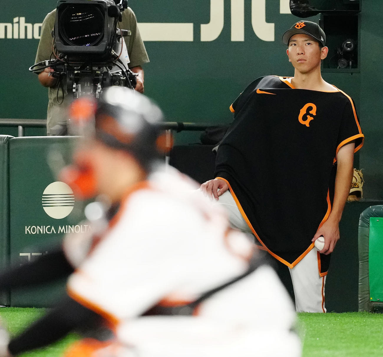 巨人対中日　7回表、ベンチから見つめる巨人戸郷（撮影・江口和貴）