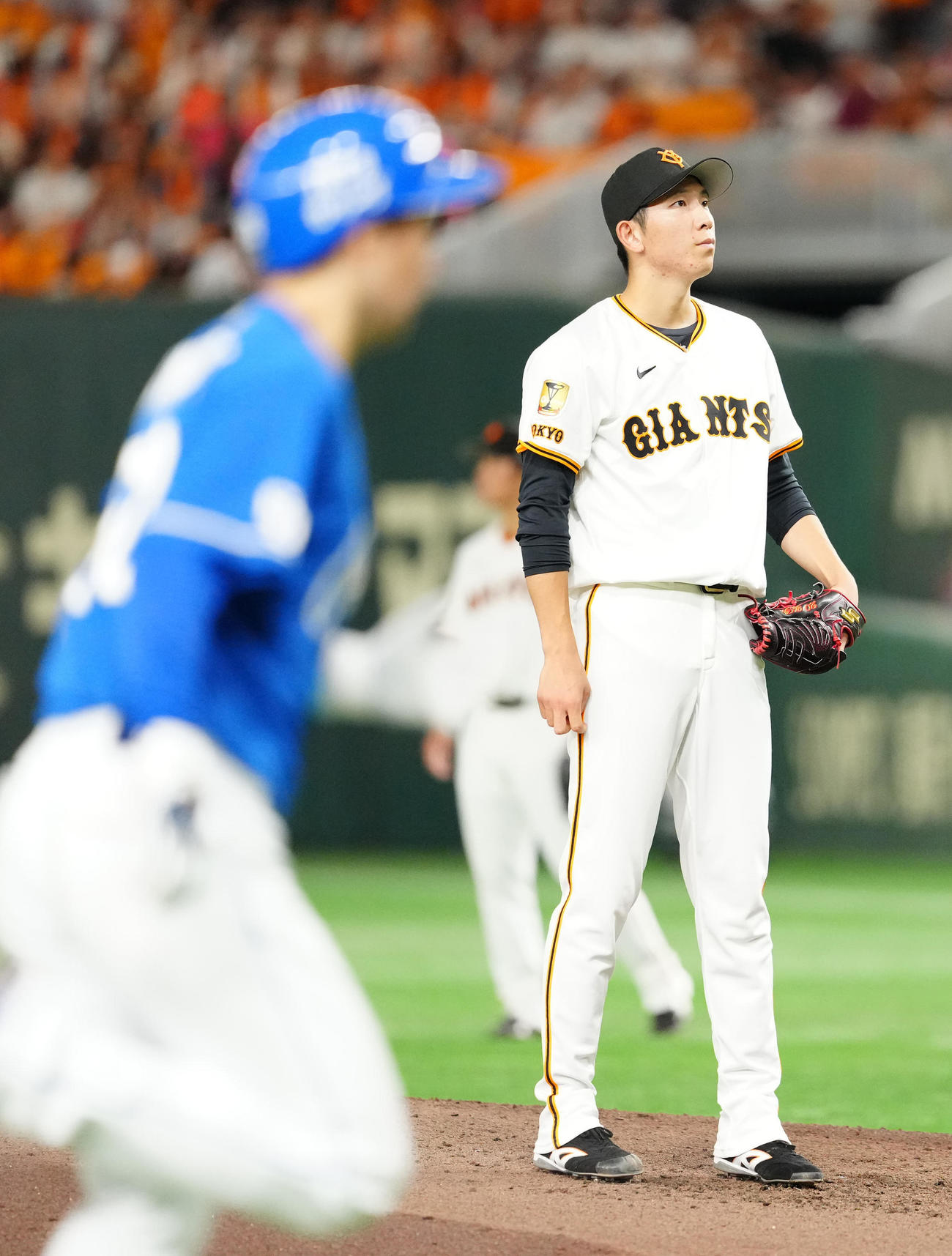 巨人対中日　5回表中日無死、山本（手前）にソロ本塁打を浴びた戸郷（撮影・江口和貴）
