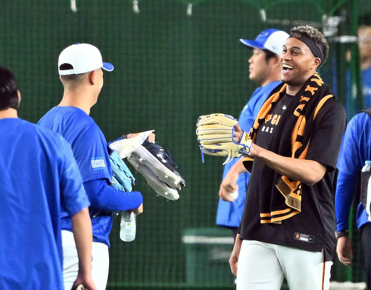 巨人対中日　試合前練習で巨人マルティネス（右）は中日松山と談笑する（撮影・滝沢徹郎）