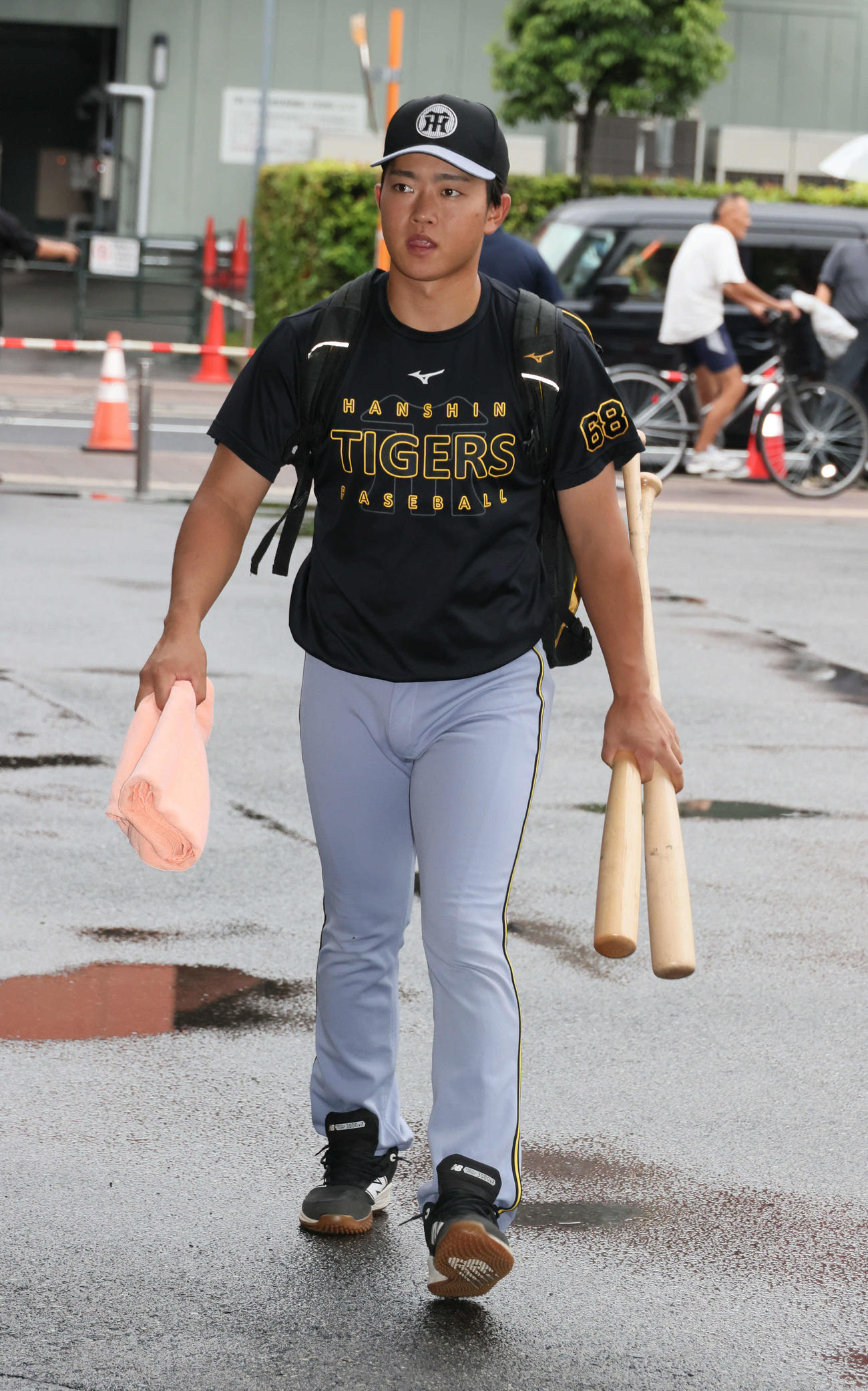 屋内練習場へ向かう中川（撮影・加藤孝規）