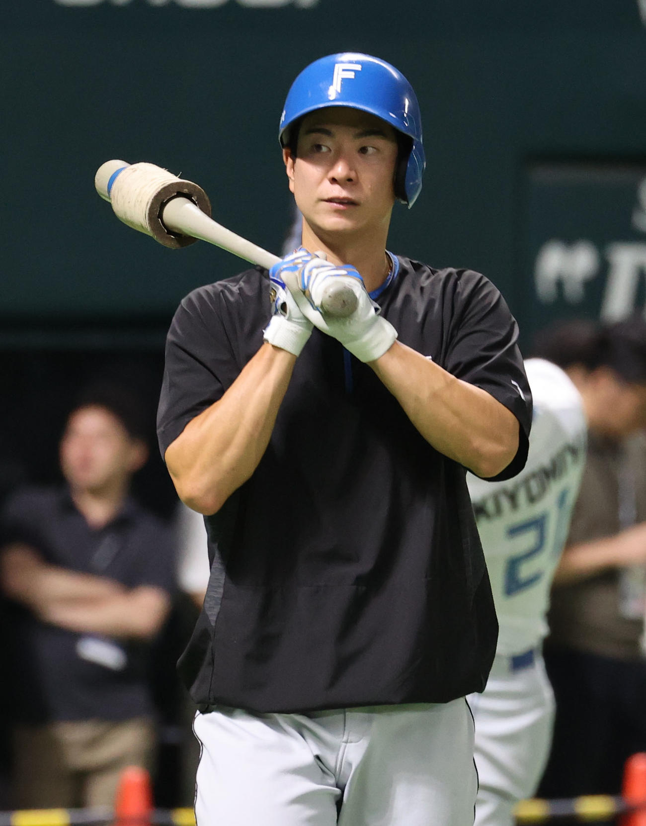ソフトバンク対日本ハム　打撃練習を待つ松本剛（撮影・梅根麻紀）