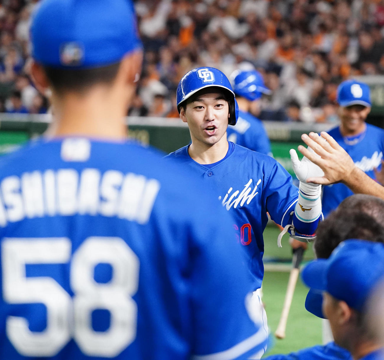 巨人対中日　5回表中日無死、ソロ本塁打を放ちタッチを交わす山本（撮影・江口和貴）