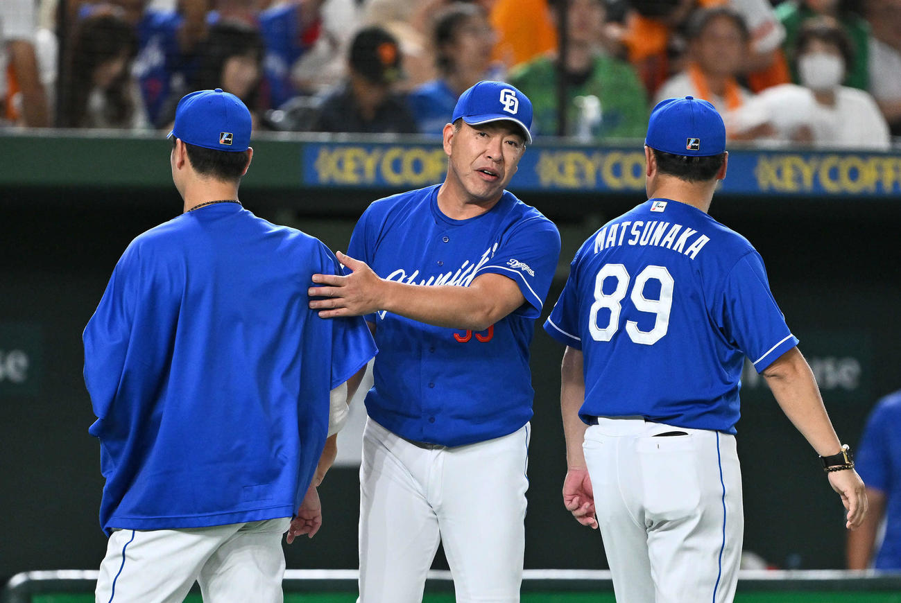 巨人対中日　勝利を飾り選手を迎える中日井上監督（中央）（撮影・滝沢徹郎）