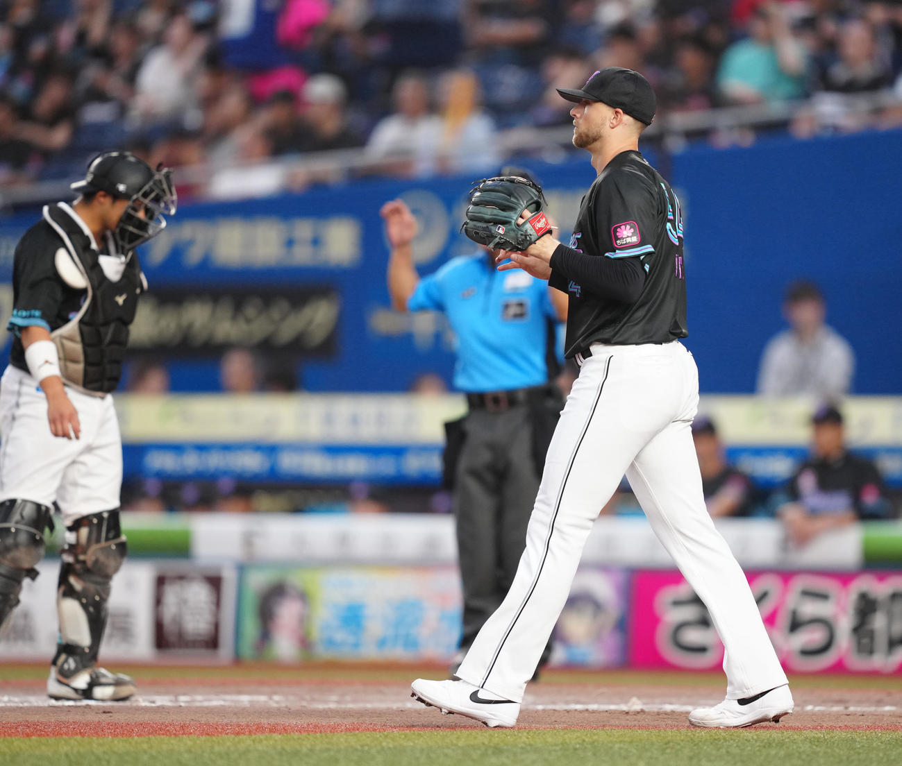 ロッテ対オリックス　4回表オリックス1死一塁、太田に先制の中越え適時二塁打を浴び、浮かない表情のボス（撮影・鈴木みどり）