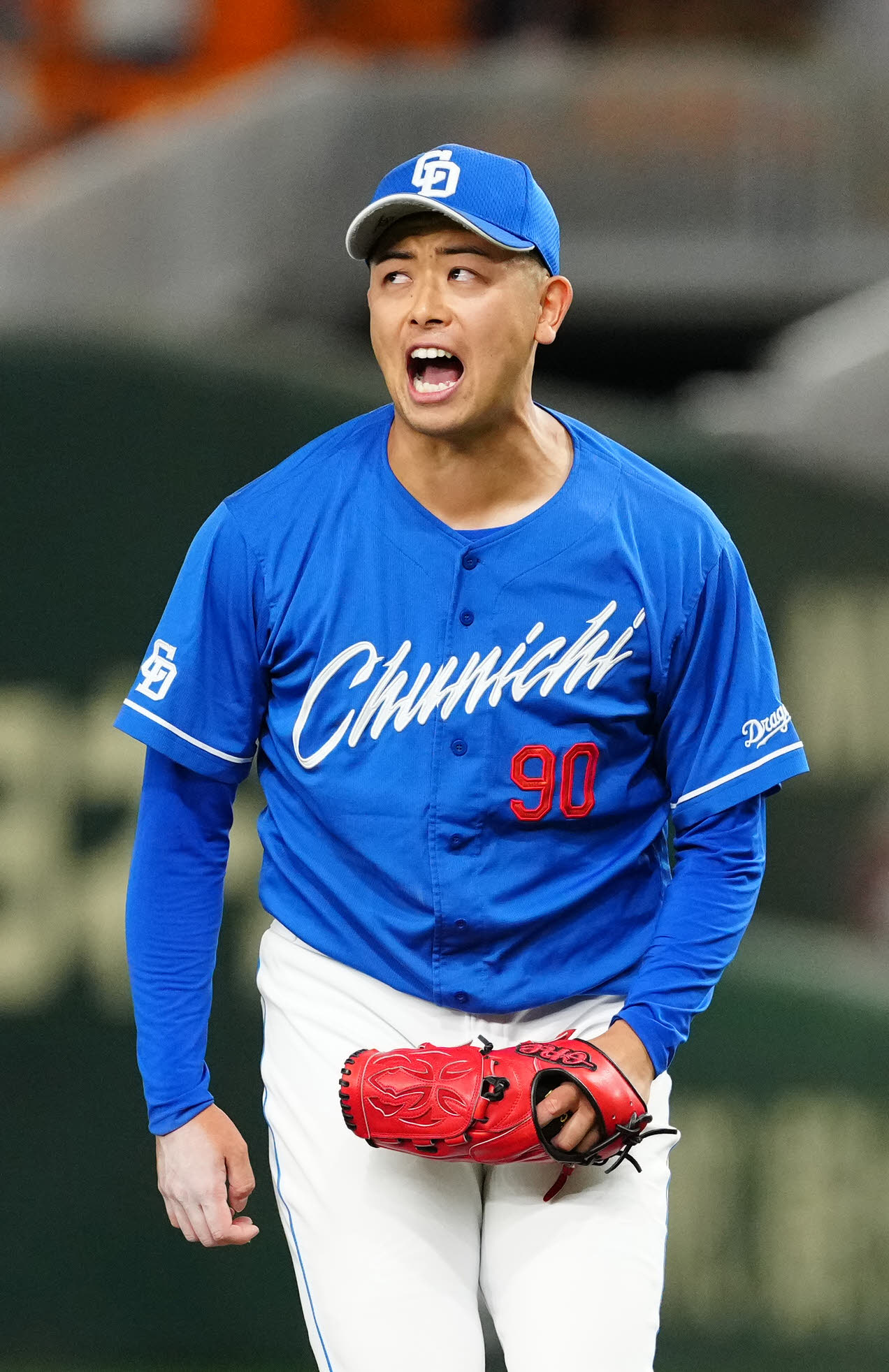 巨人対中日　9回裏巨人2死、キャベッジから空振り三振を奪い、雄たけびを上げる松山（撮影・江口和貴）