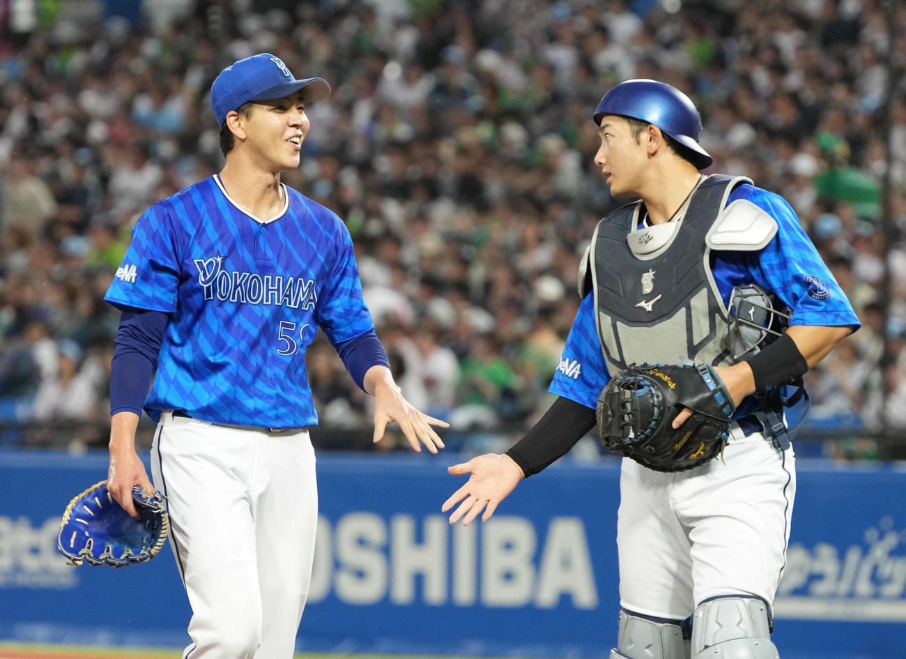 ヤクルト対DeNA 1回の投球を1失点でしのぎ山本（右）とタッチするDeNA先発の平良（撮影・小沢裕）