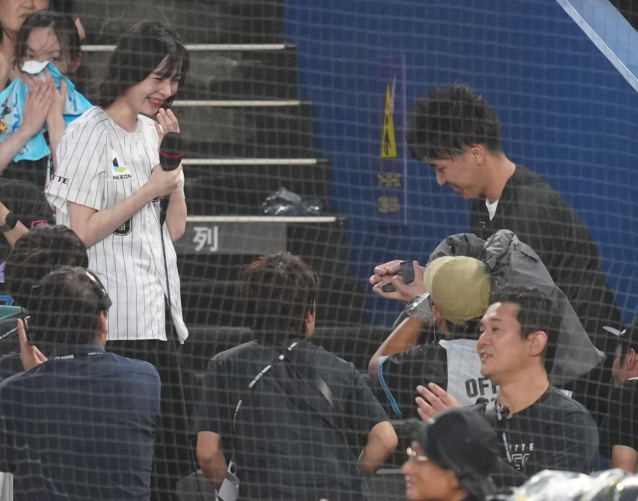 ロッテ対オリックス　サプライズでプロポーズするロッテファンのカップル（撮影・鈴木みどり）