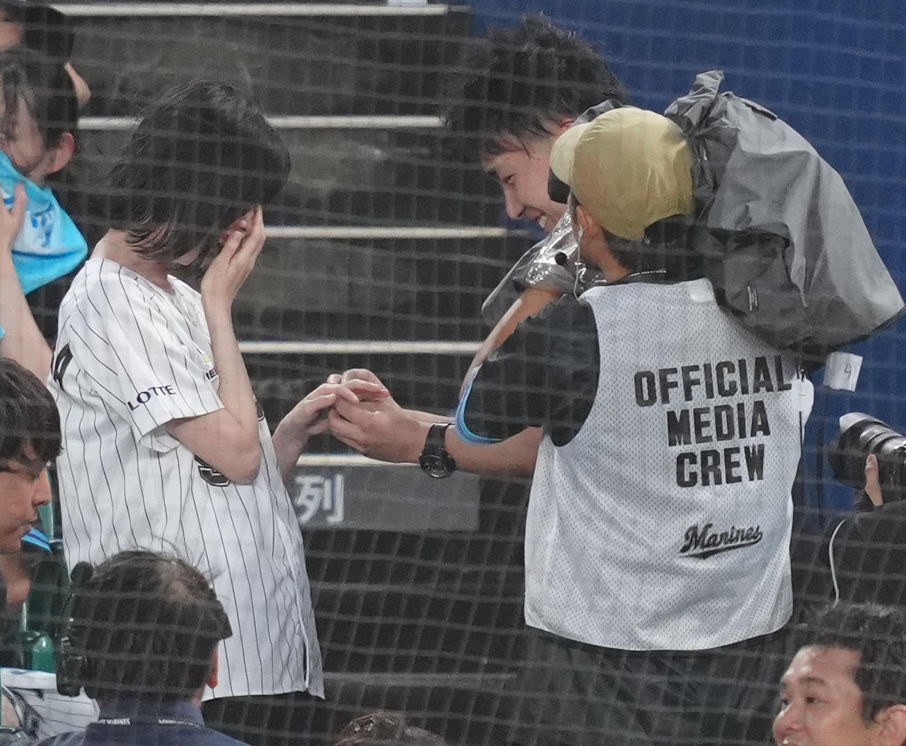 ロッテ対オリックス　サプライズでのプロポーズに成功し、指輪をはめるロッテファンのカップル（撮影・鈴木みどり）