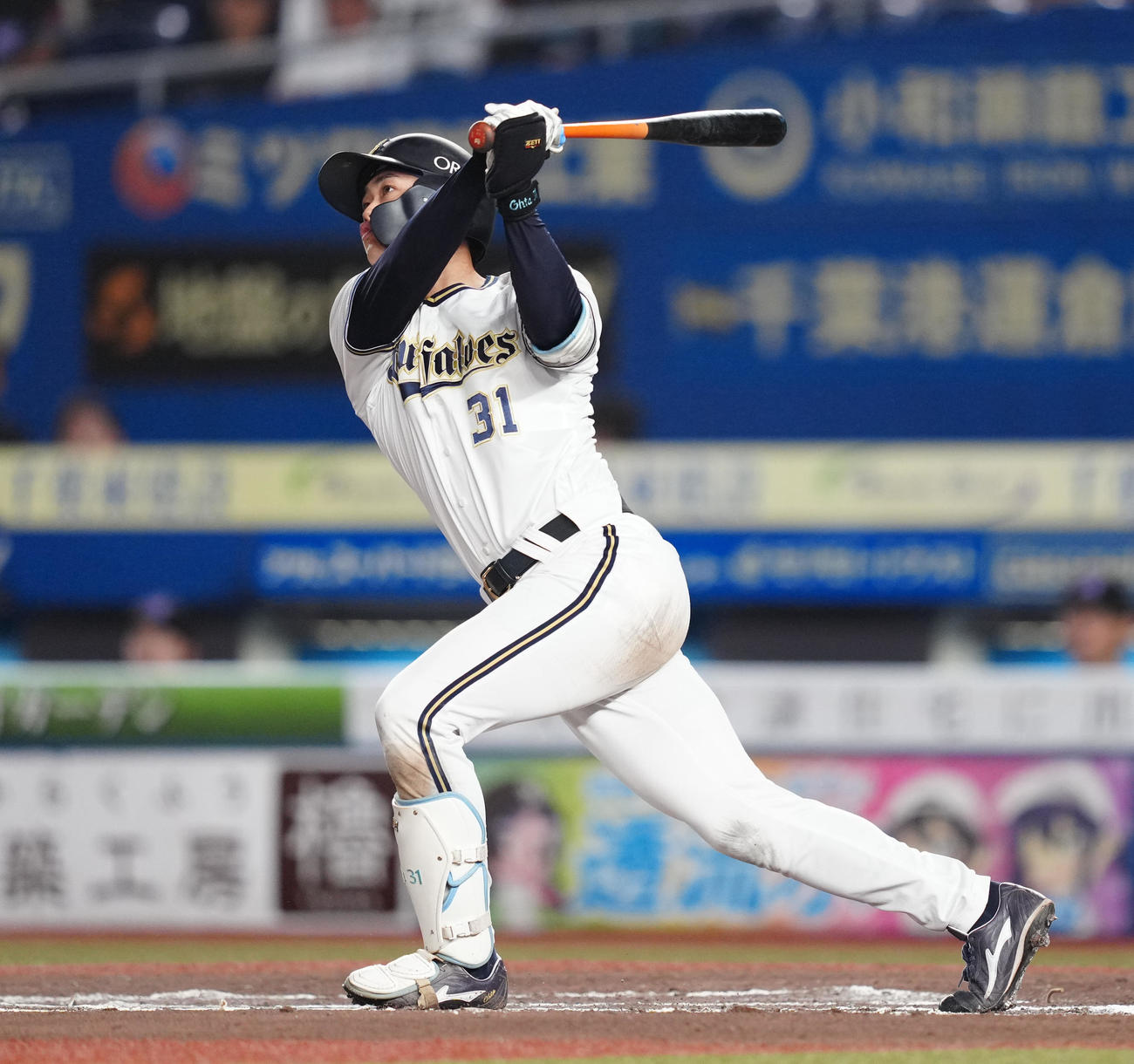 ロッテ対オリックス　10回表オリックス1死二塁、左越え2点本塁打を放つ太田（撮影・鈴木みどり）