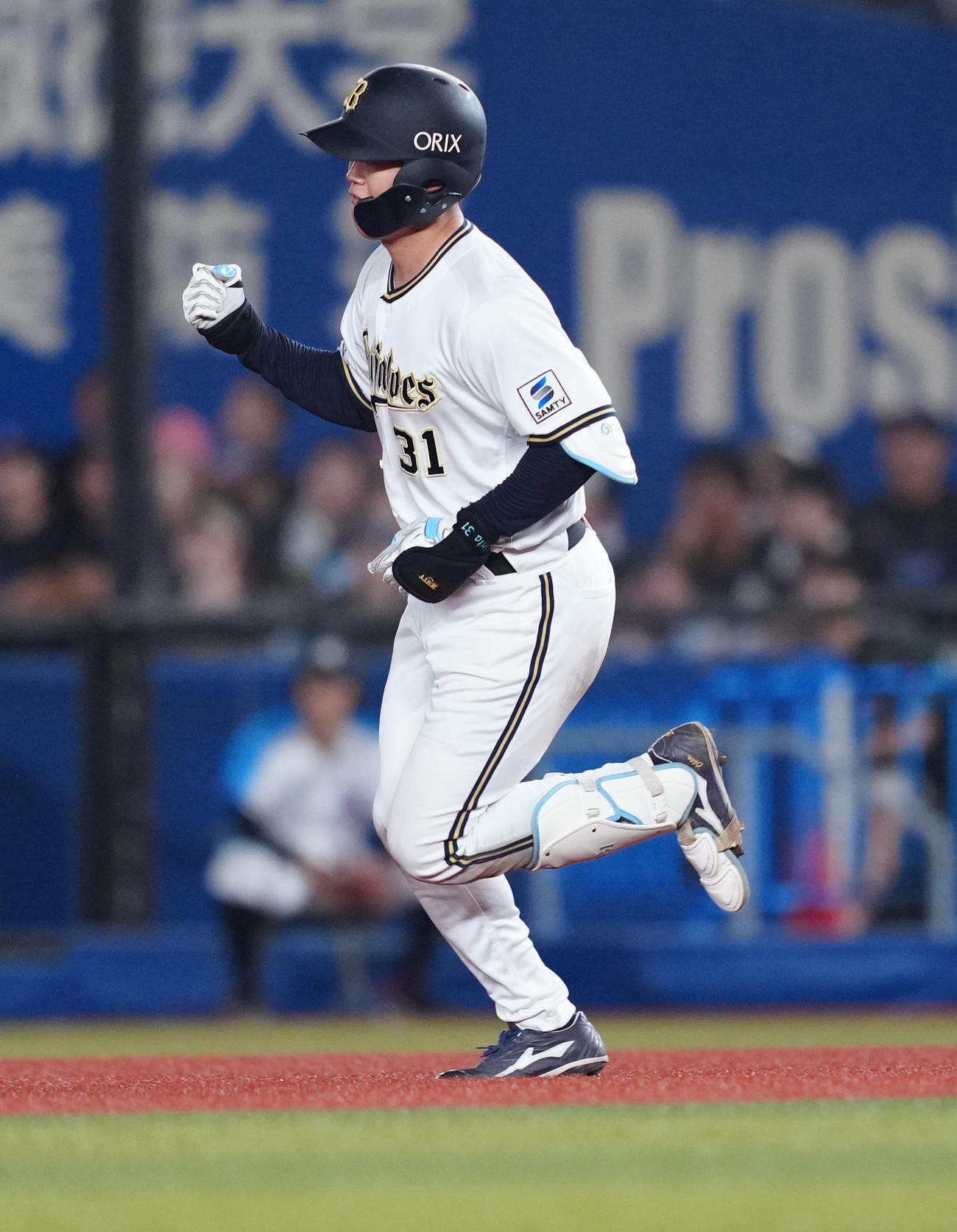 ロッテ対オリックス　10回表オリックス1死二塁、左越え2点本塁打を放った太田はガッツポーズ（撮影・鈴木みどり）