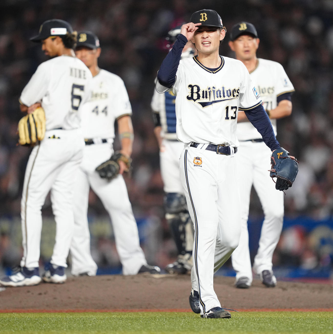 ロッテ対オリックス　6回裏途中で降板するオリックス寺西（右手前）（撮影・鈴木みどり）