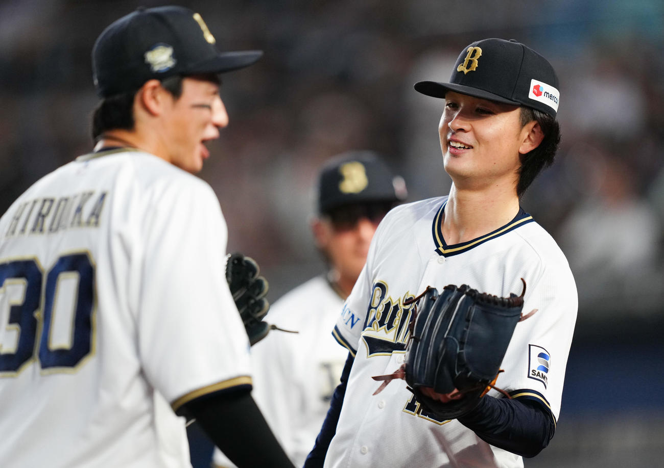 ロッテ対オリックス　5回裏を終え、ナインを迎えるオリックス寺西（撮影・鈴木みどり）