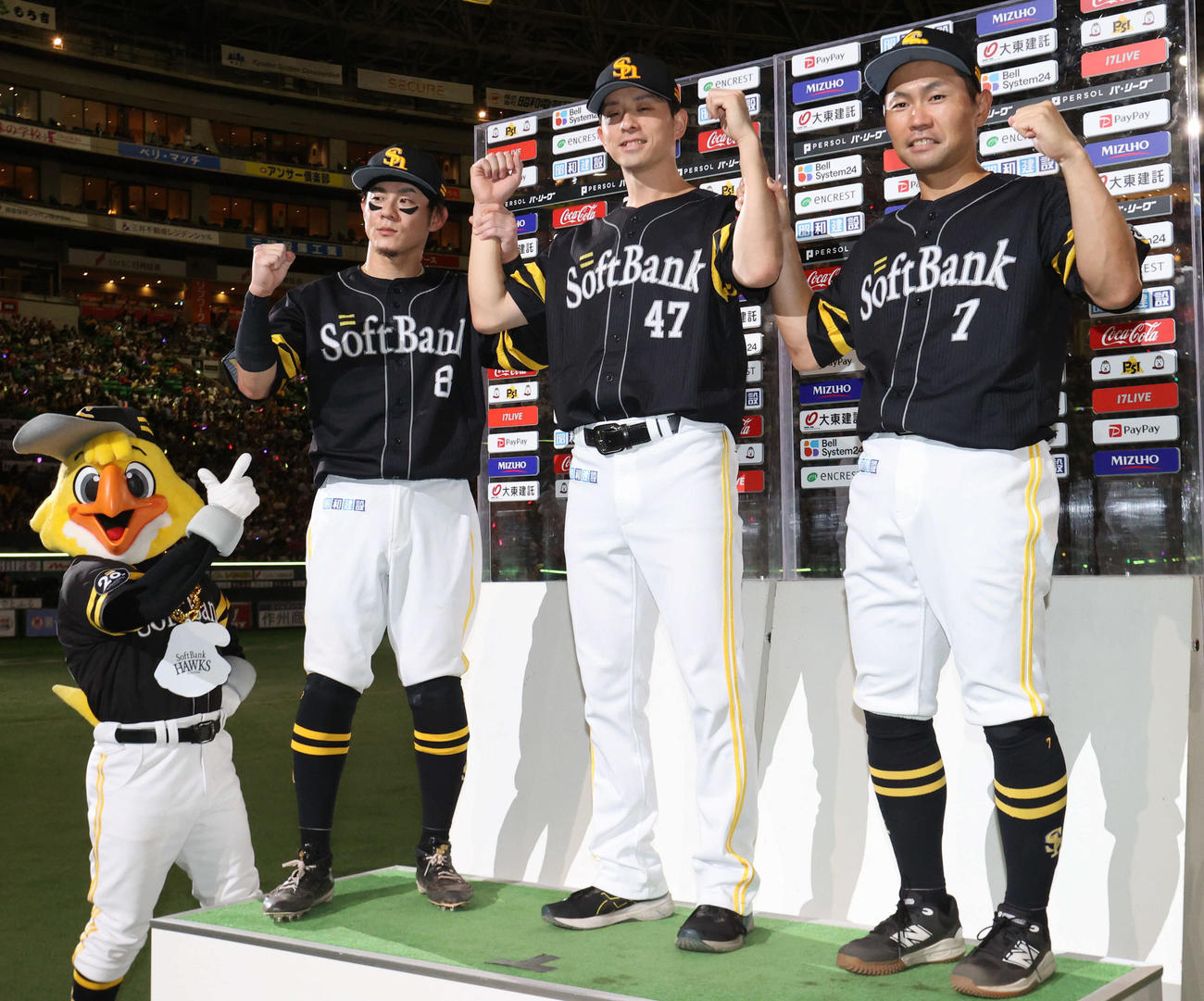 ソフトバンク対日本ハム　ヒーローになった左から牧原大、大関、中村はガッツポー^ズ（撮影・梅根麻紀）