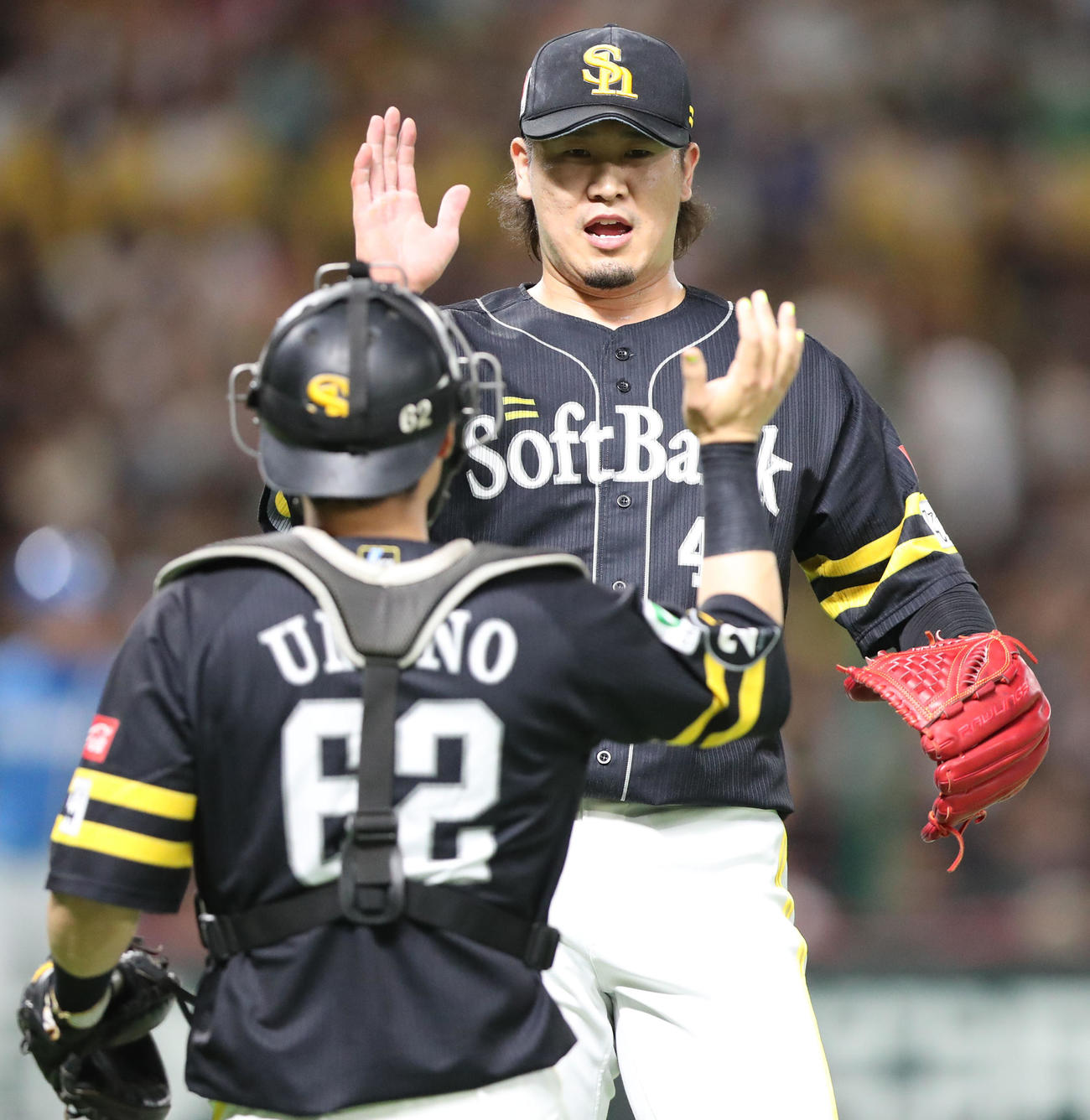 ソフトバンク対日本ハム　9回をきっちり抑えた杉山は海野とハイタッチ（撮影・梅根麻紀）
