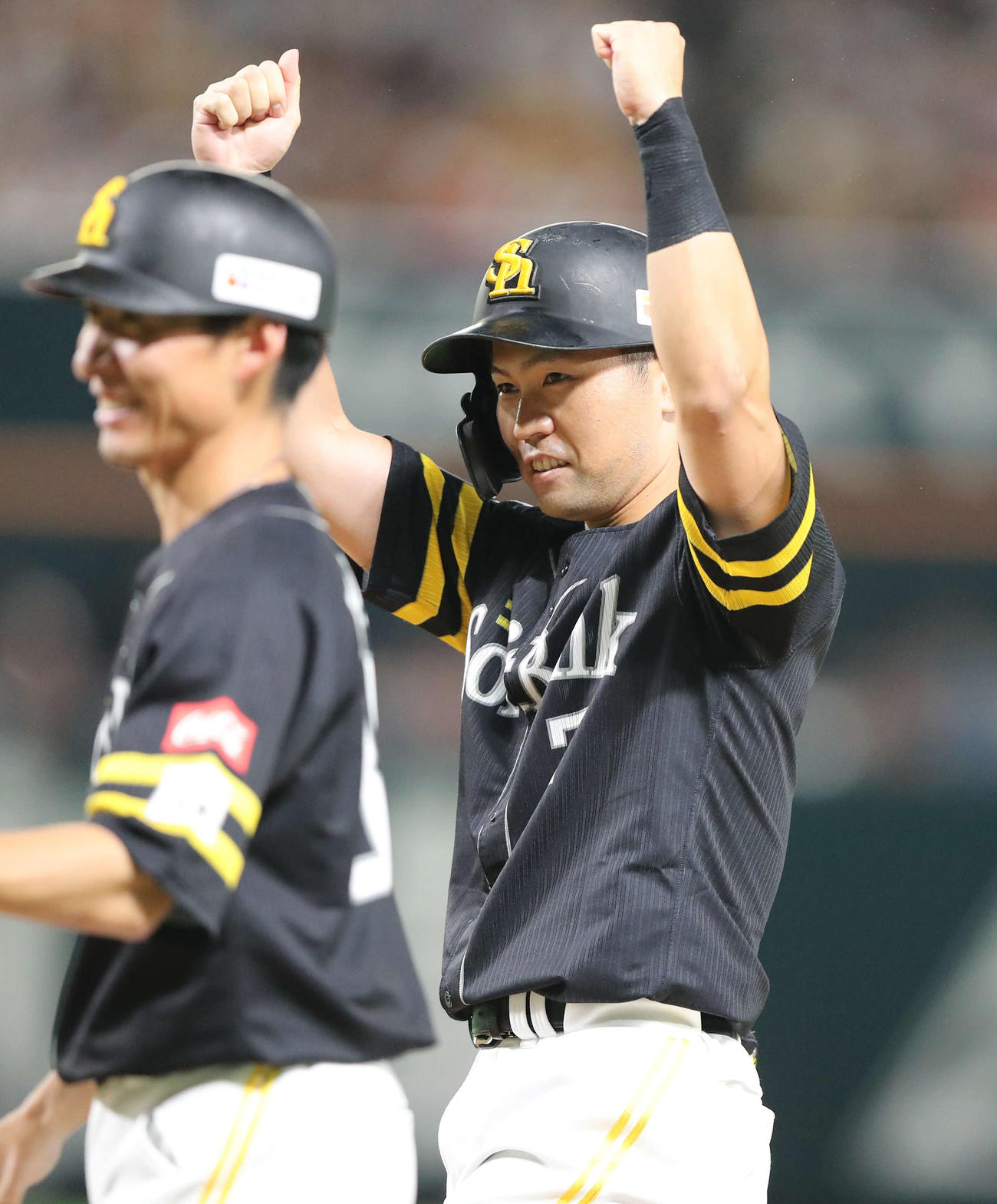 ソフトバンク対日本ハム　7回裏ソフトバンク2死一、二塁、中村は左前適時打を放ちナインにアピール（撮影・梅根麻紀）