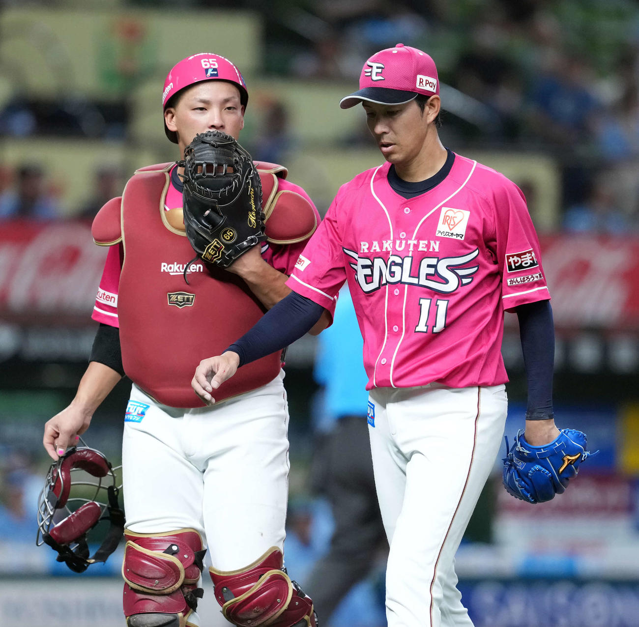 西武対楽天　2回裏、走者を出しながらも無失点に抑えた楽天の岸（右）と堀内のバッテリー（撮影・たえ見朱実）