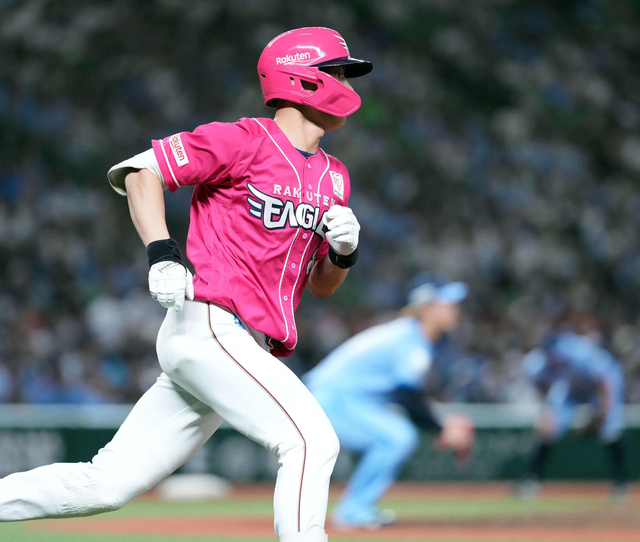 西武対楽天　8回表楽天無死、右中間にソロ本塁打を放った辰己（撮影・たえ見朱実）
