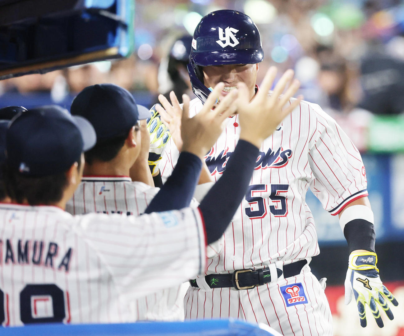 ヤクルト対DeNA 3回裏ヤクルト無死、右越え本塁打を放ち喜ぶ村上（撮影・野上伸悟）