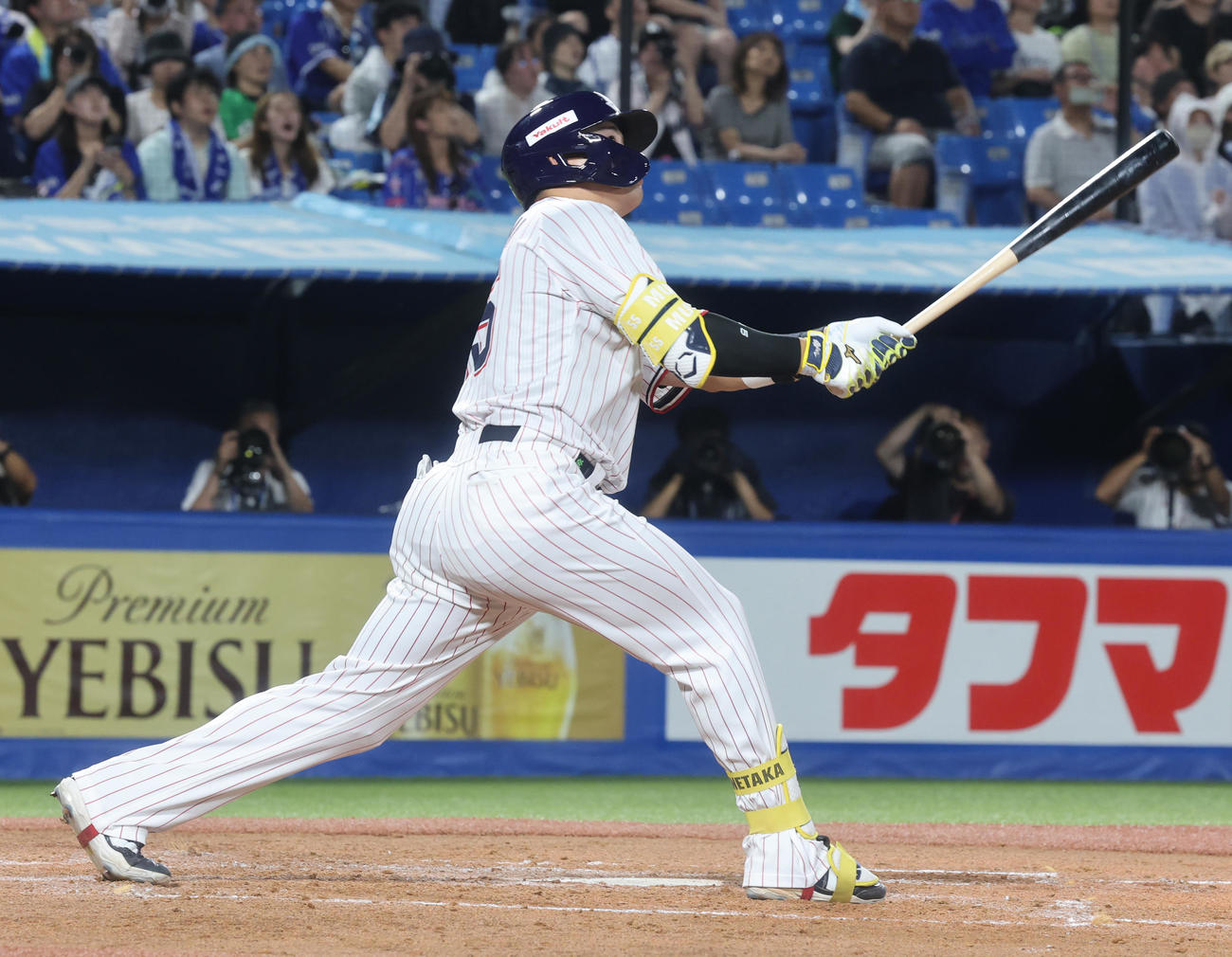 ヤクルト対DeNA 3回裏ヤクルト無死、右越え本塁打を放つ村上（撮影・野上伸悟）