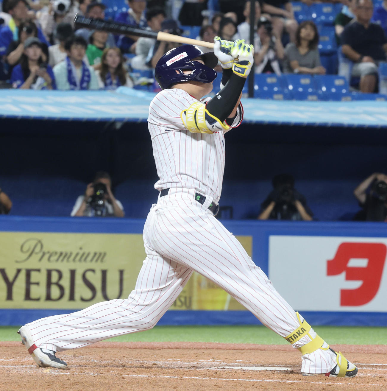 ヤクルト対DeNA 3回裏ヤクルト無死、右越え本塁打を放つ村上（撮影・野上伸悟）