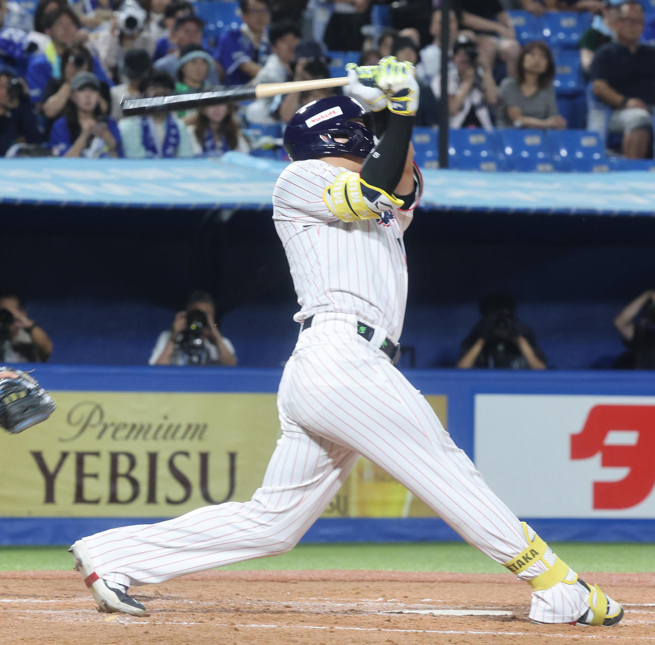 ヤクルト対DeNA 3回裏ヤクルト無死、右越え本塁打を放つ村上（撮影・野上伸悟）