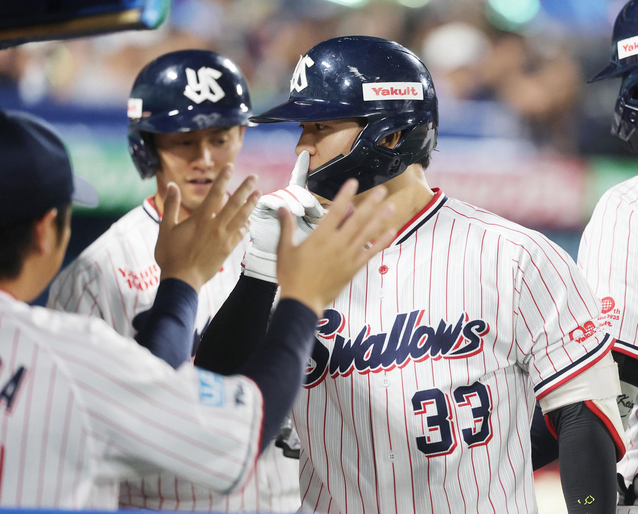 ヤクルト対DeNA 3回裏ヤクルト無死一塁、左越え2点本塁打を放ち喜ぶ内山（撮影・野上伸悟）