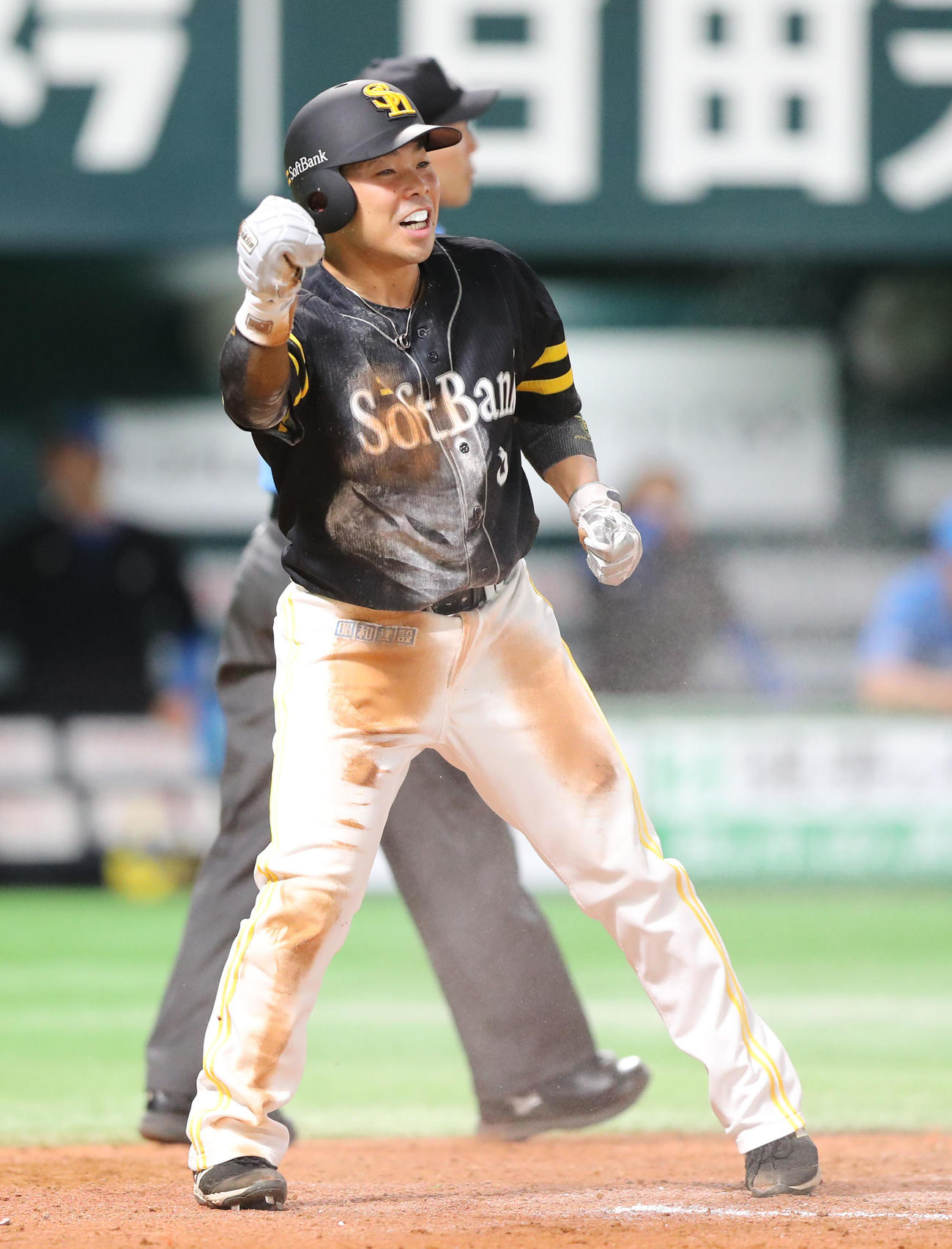 ソフトバンク対日本ハム　7回裏ソフトバンク2死一、二塁、中村の左前適時打で生還した近藤はガッツポーズ（撮影・梅根麻紀）