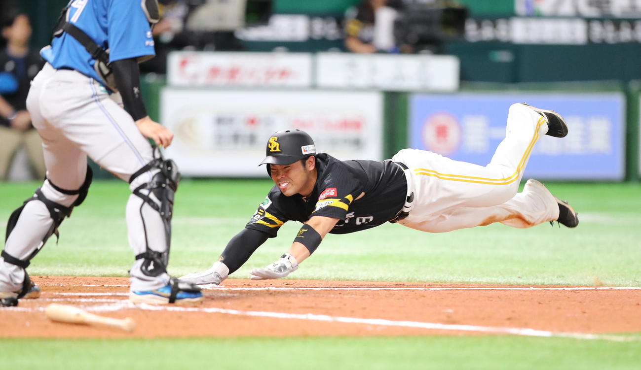 ソフトバンク対日本ハム　7回裏ソフトバンク2死一、二塁、中村の左前適時打で生還する近藤（撮影・梅根麻紀）