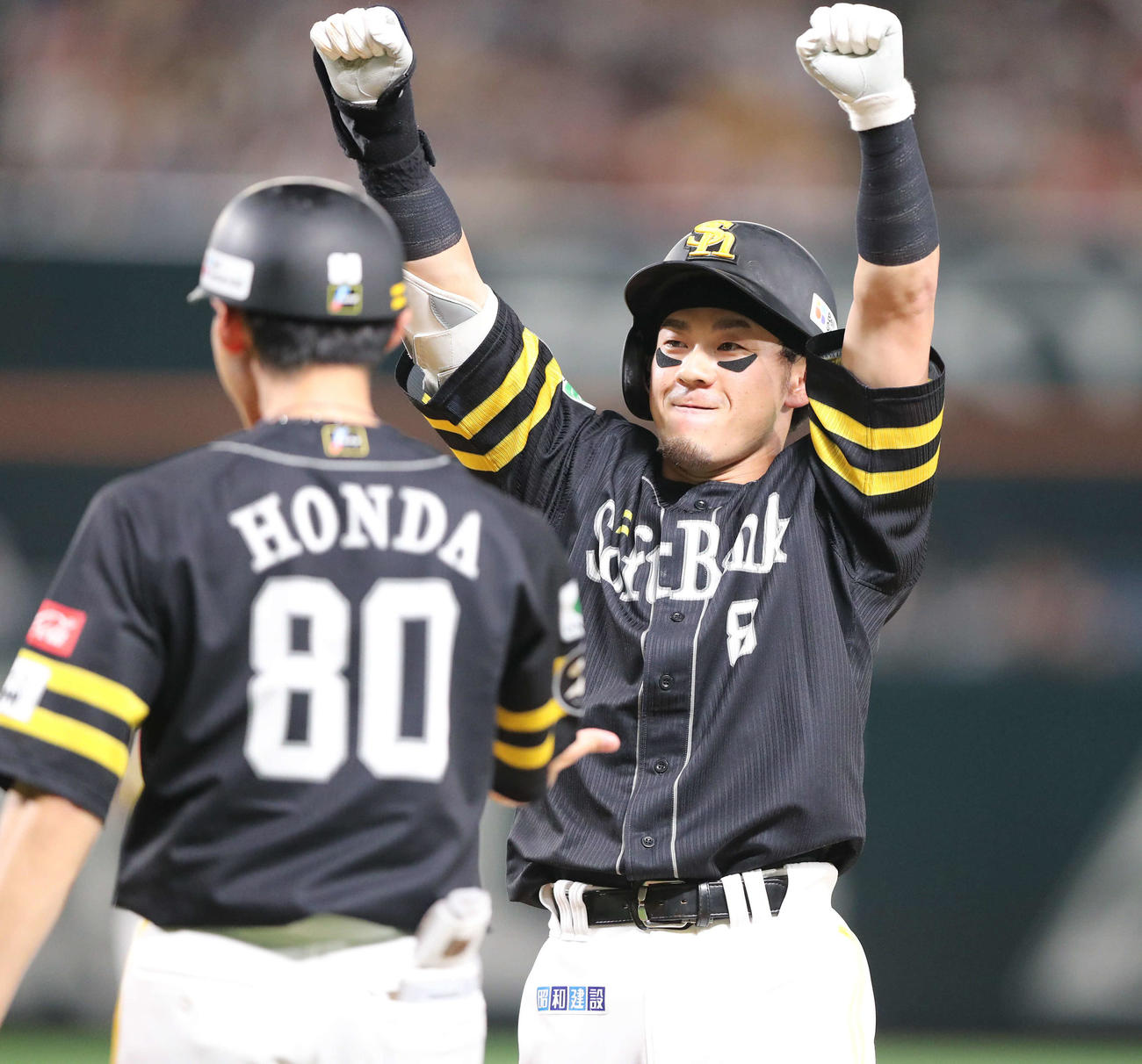 ソフトバンク対日本ハム　4回裏ソフトバンク1死満塁、牧原大は右前に勝ち越し適時打を放ちガッツポーズ（撮影・梅根麻紀）