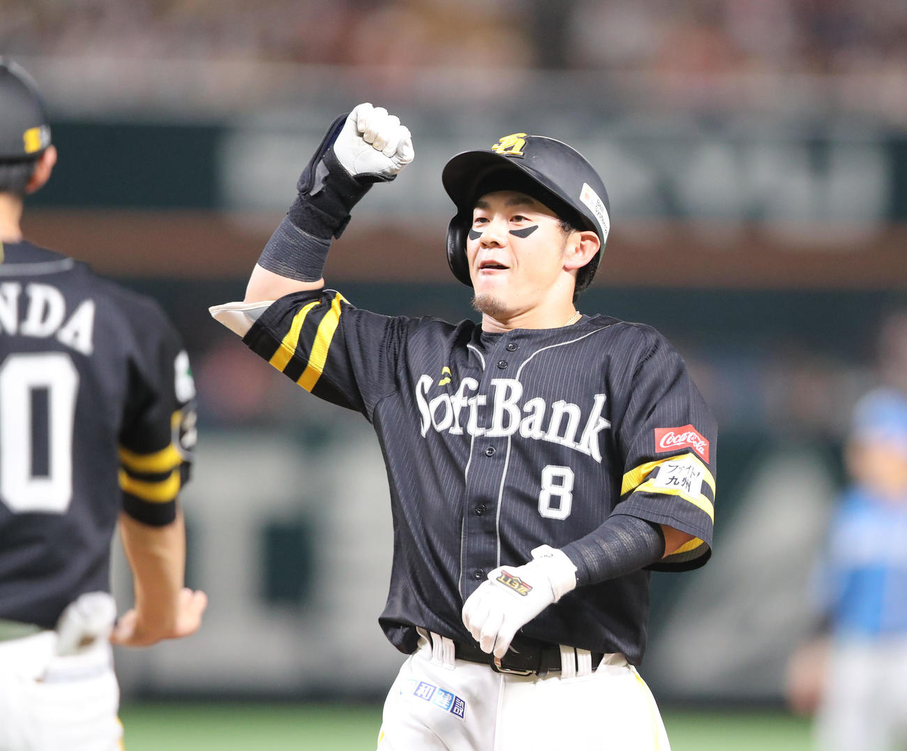 ソフトバンク対日本ハム　4回裏ソフトバンク1死満塁、牧原大は右前に勝ち越し適時打を放ちガッツポーズ（撮影・梅根麻紀）