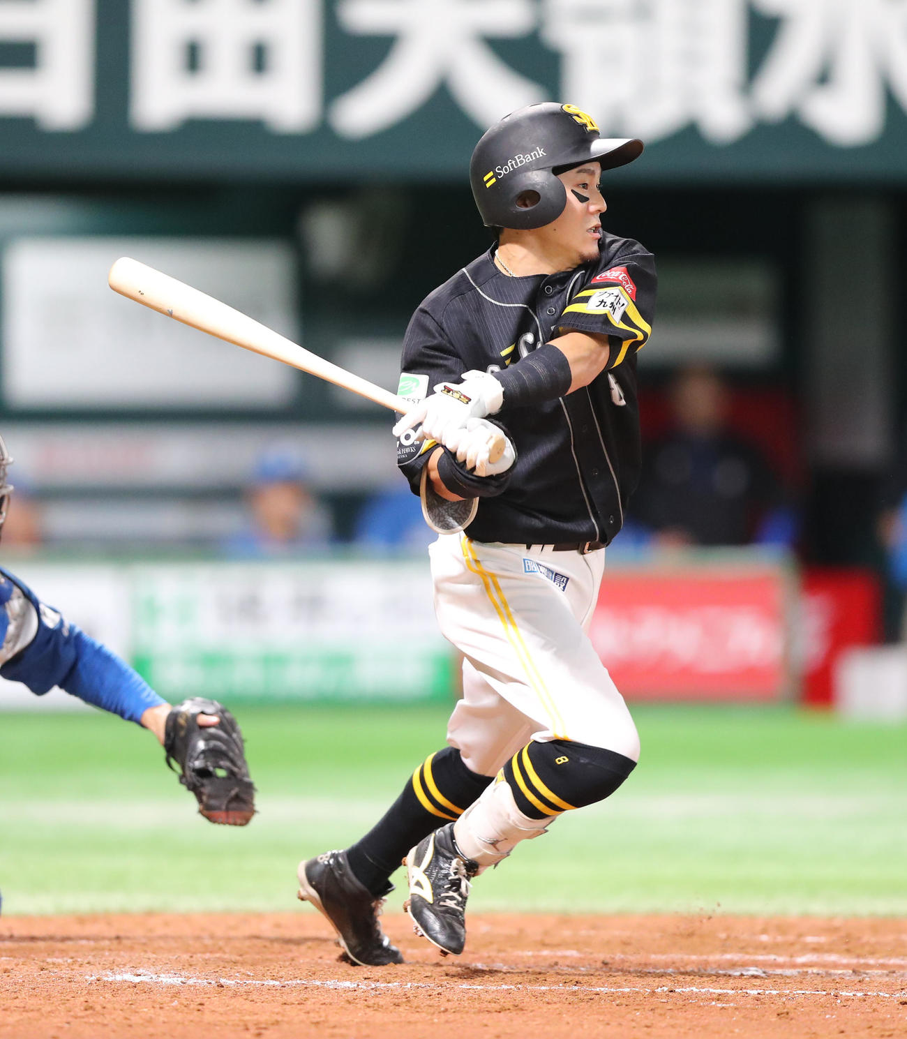 ソフトバンク対日本ハム　4回裏ソフトバンク1死満塁、牧原大は右前に勝ち越し適時打を放つ（撮影・梅根麻紀）
