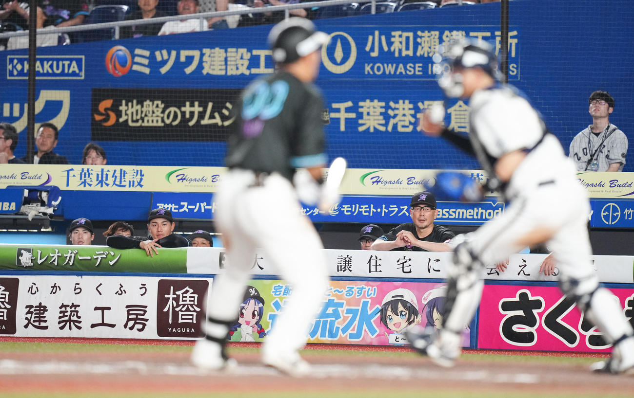 ロッテ対オリックス　10回裏ロッテ2死三塁、池田が空振り三振に倒れ、ぼうぜんとする吉井監督（右奥）（撮影・鈴木みどり）