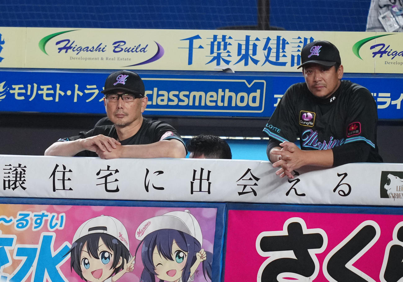 ロッテ対オリックス　ベンチから試合を見るロッテ吉井監督（左）（撮影・鈴木みどり）