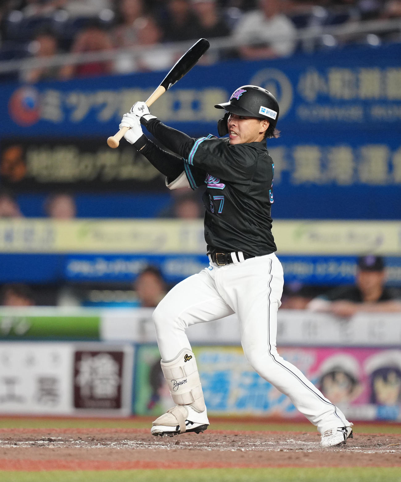ロッテ対オリックス　9回裏ロッテ2死一、三塁、中前適時打を放つ小川（撮影・鈴木みどり）