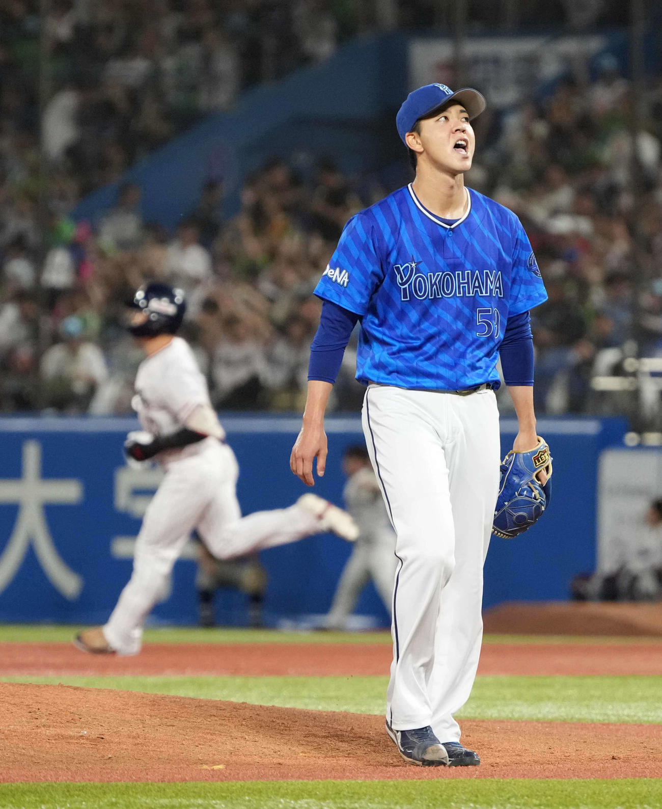 ヤクルト対DeNA 3回裏ヤクルト無死一塁、DeNA先発の平良は内山壮（左）に左越えの2点本塁打を許す（撮影・小沢裕）