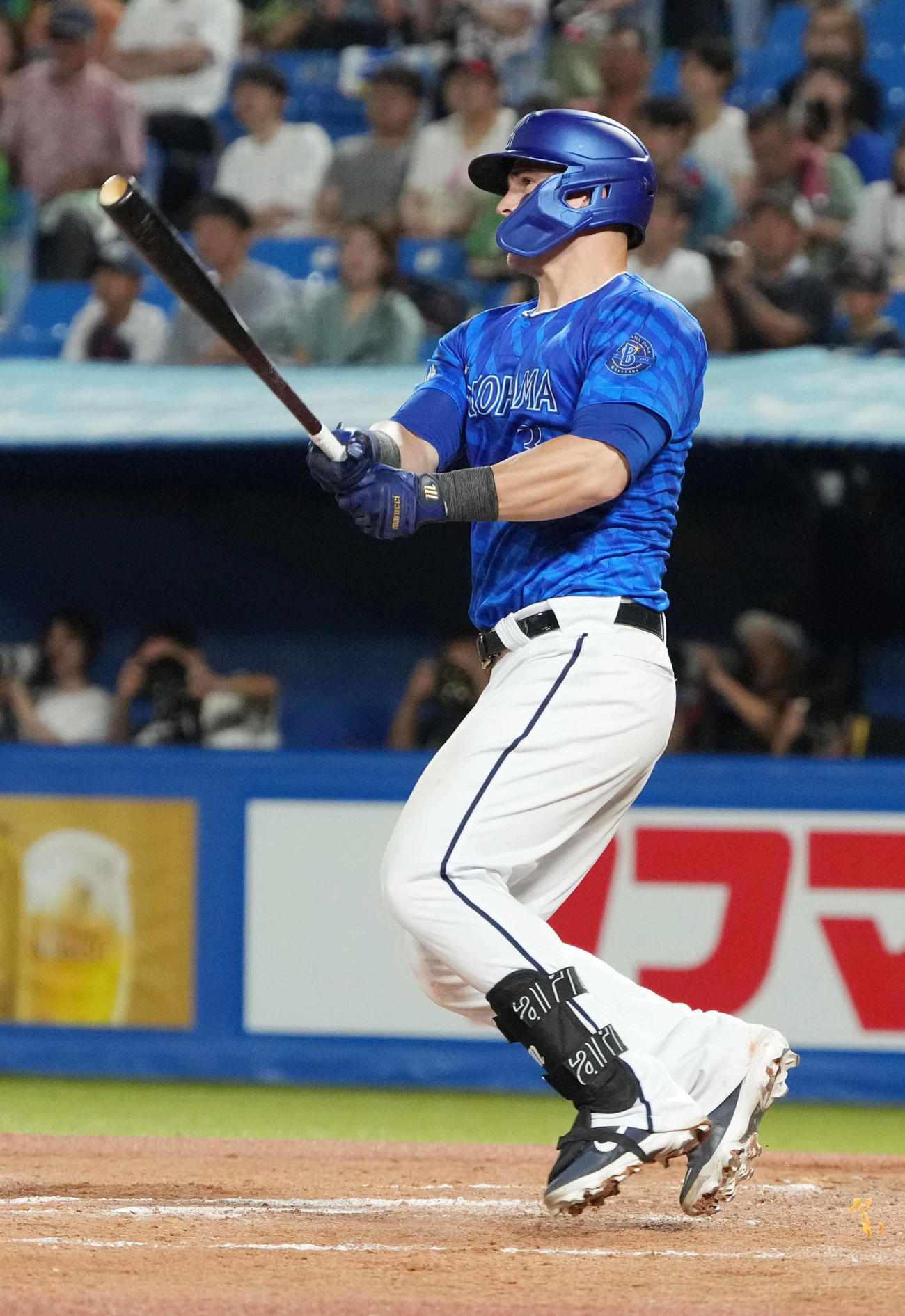 ヤクルト対DeNA 9回表DeNA2死、オースティン（左）は左越えに2打席連続のソロ本塁打を放つ（撮影・小沢裕）