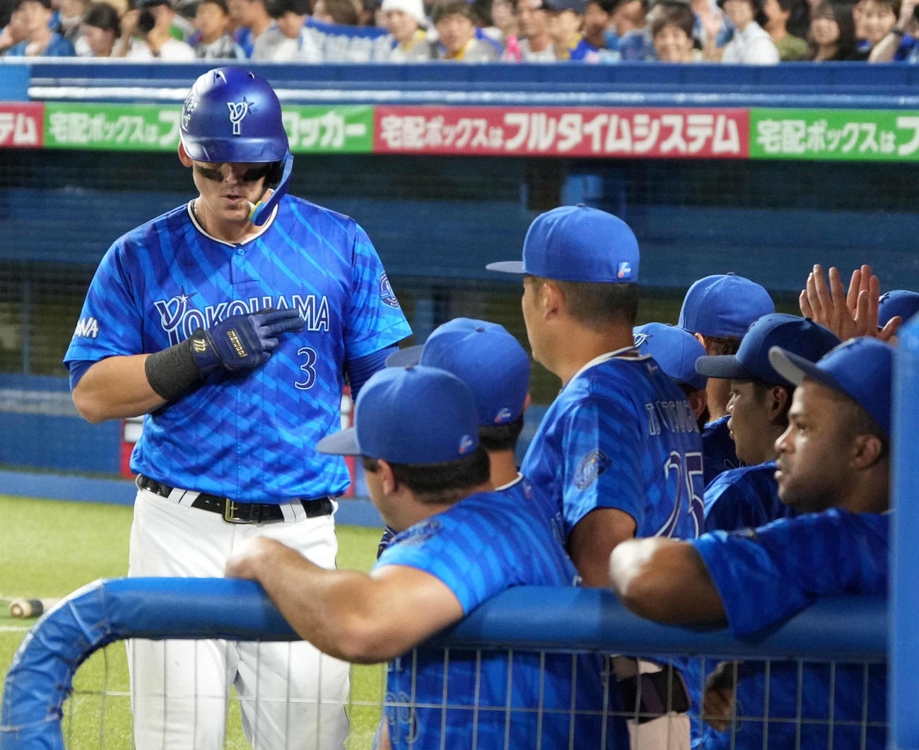 ヤクルト対DeNA 7回表DeNA2死、オースティン（左）は左越えにソロ本塁打を放ちベンチのナインの祝福を受ける（撮影・小沢裕）