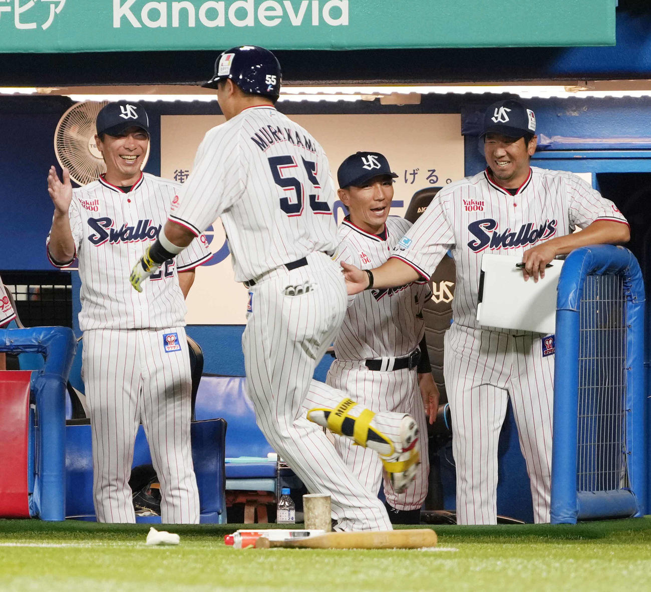 ヤクルト対DeNA 3回裏ヤクルト無死、村上は右越えに2者連続のソロ本塁打を放ち高津監督（左）らの祝福を受ける（撮影・小沢裕）